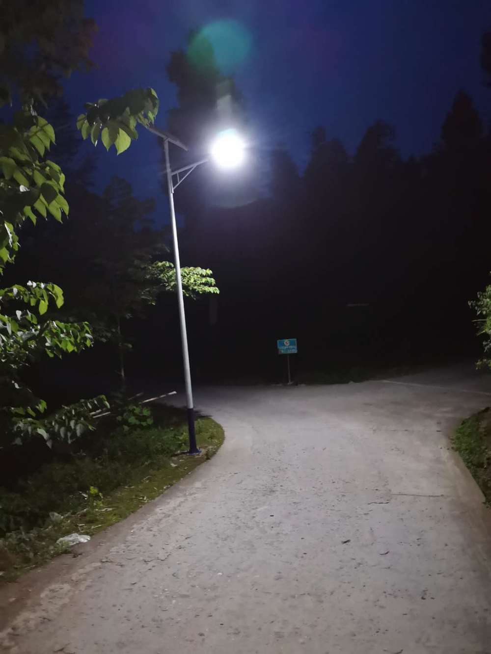 6m 40W solar street lamp is on, and the solar street lamp manufacturer
