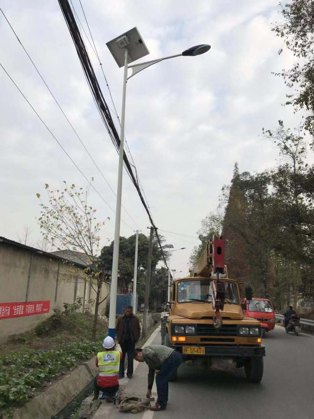 Installation and construction of 8m 60W solar street lamp