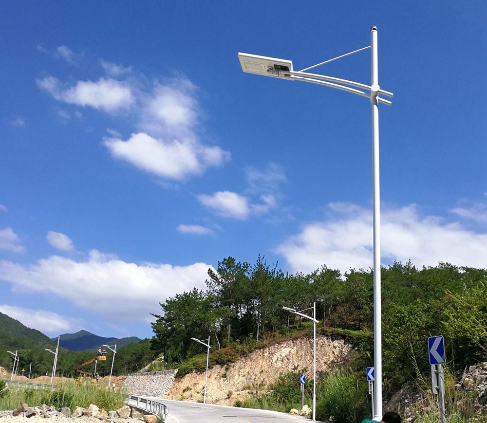 Projekt LED venkovního osvětlení pouliční lampy je dokončen a světla jsou zapnutá