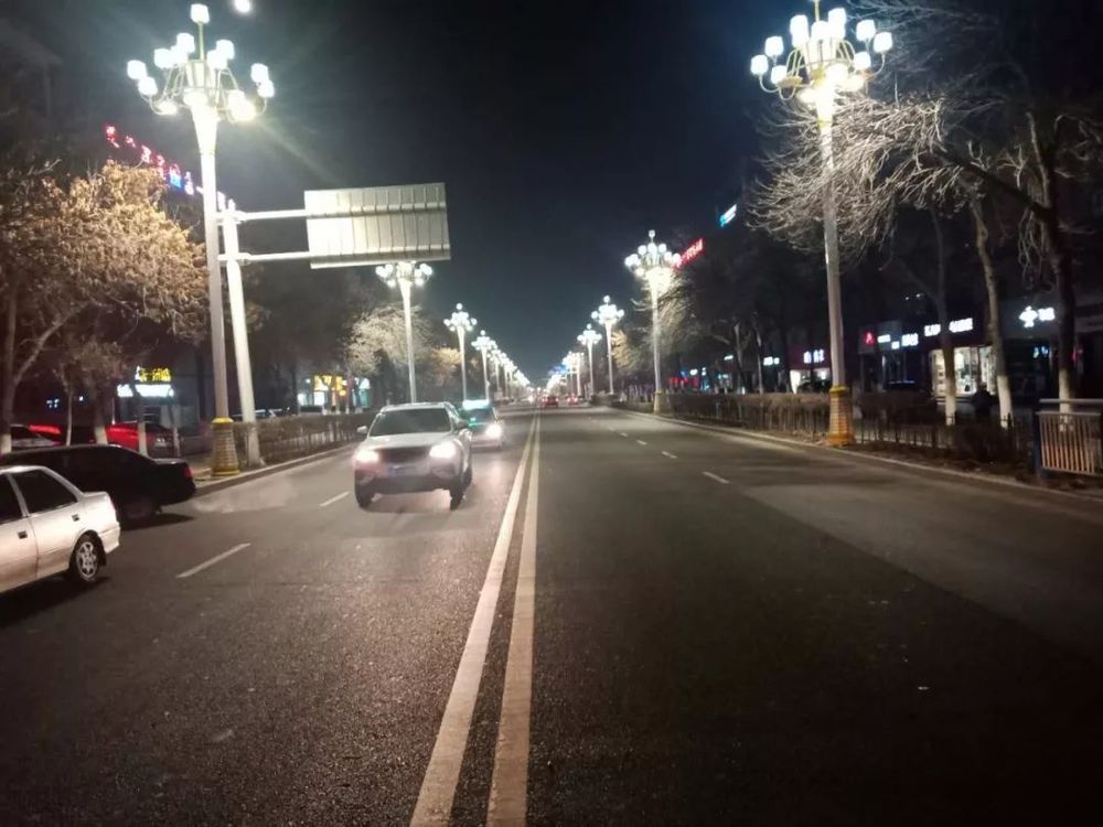 Solar street lamp, LED high pole street lamp is on! The street is bright