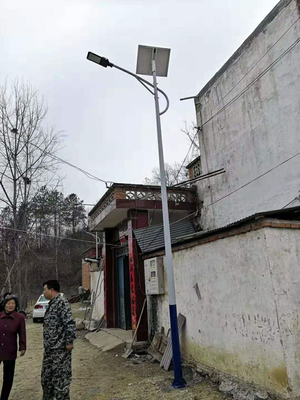 Инсталирајте соларни улични лампи и истакнете ги соларните улични лампи во Њу село