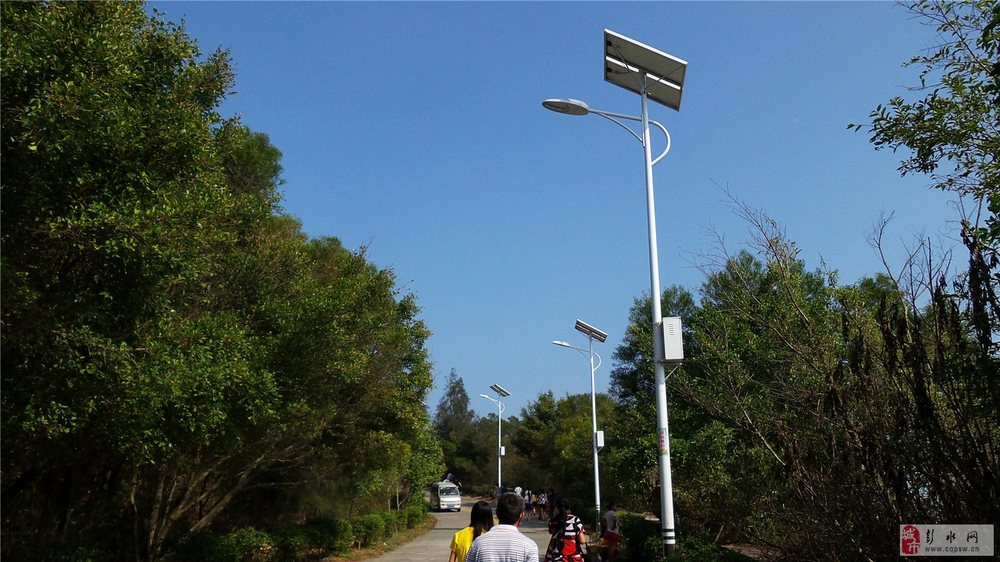 Poduzeti veliki broj gradskih fotovoltaičkih uličnih lamp a i instalacije.
