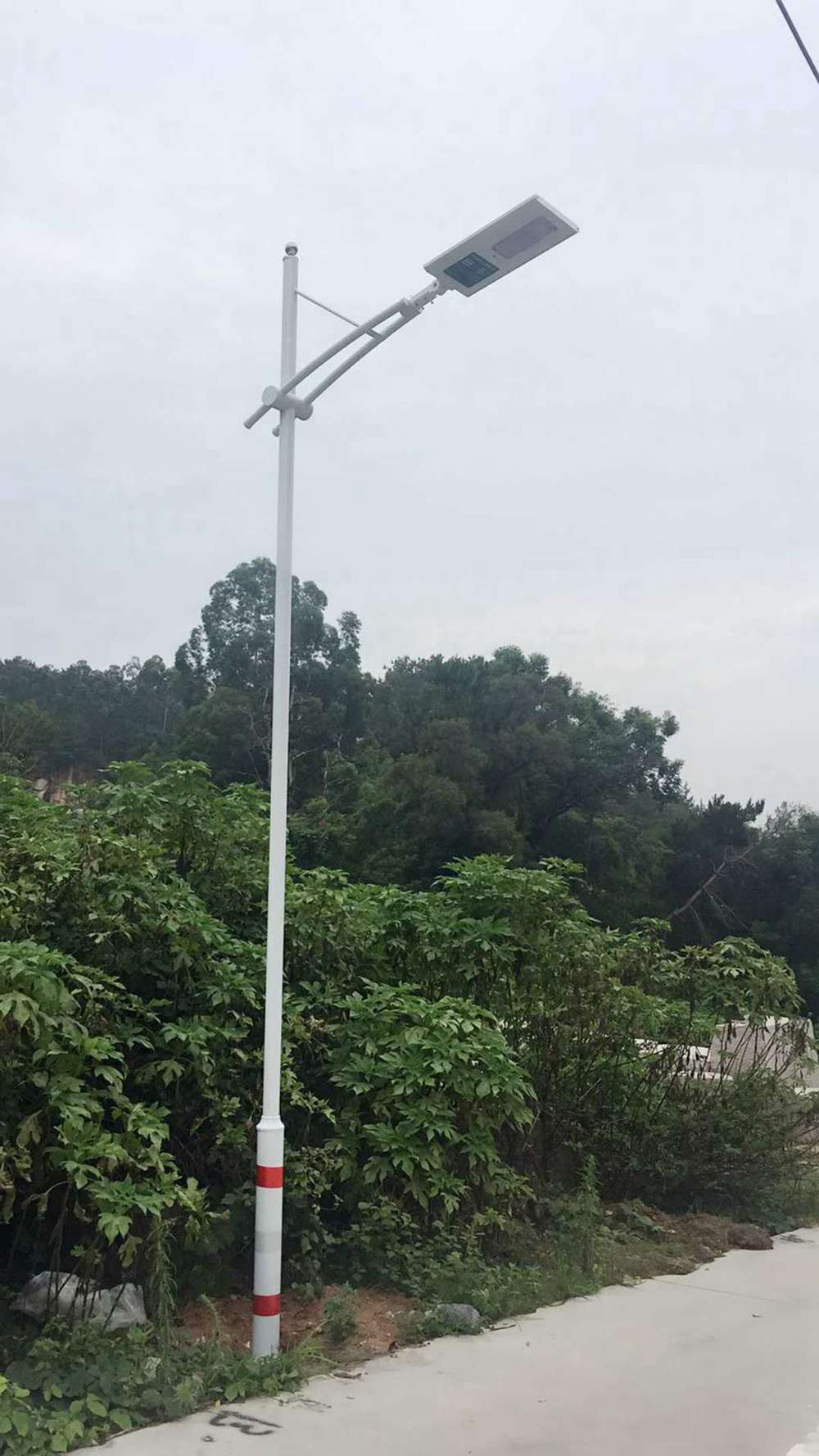 Outdoor rural integrated solar street lamp