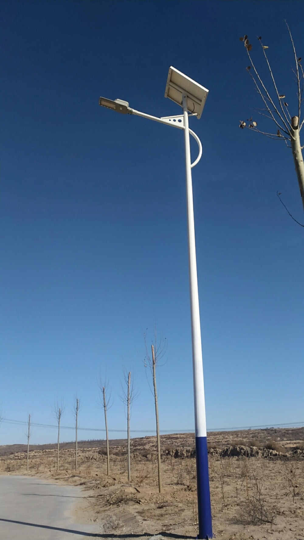 New rural lampe installasjonsprosjekt, sollampe på gata