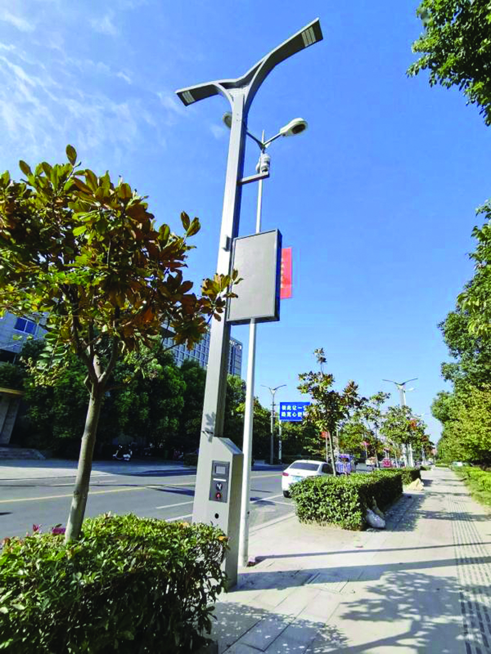 Inteligentna lampa uliczna 5g realizuje automatyczny alarm, ładowanie i inne funkcje