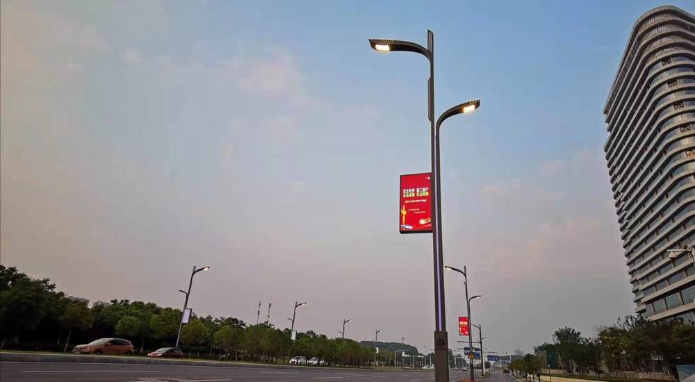 5g inteligentny projekt demonstracyjny lamp ulicznych świeci dwoma atrakcjami