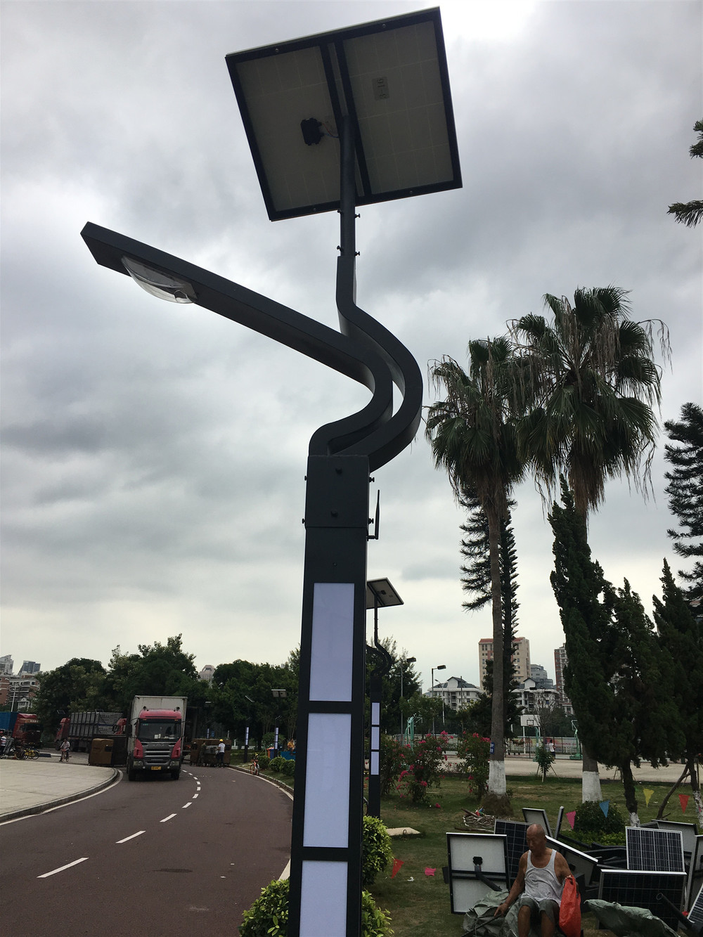Great! Mobile charge! Street light WiFi! Smart street lamp lights up xiong-an Citizen Service Center