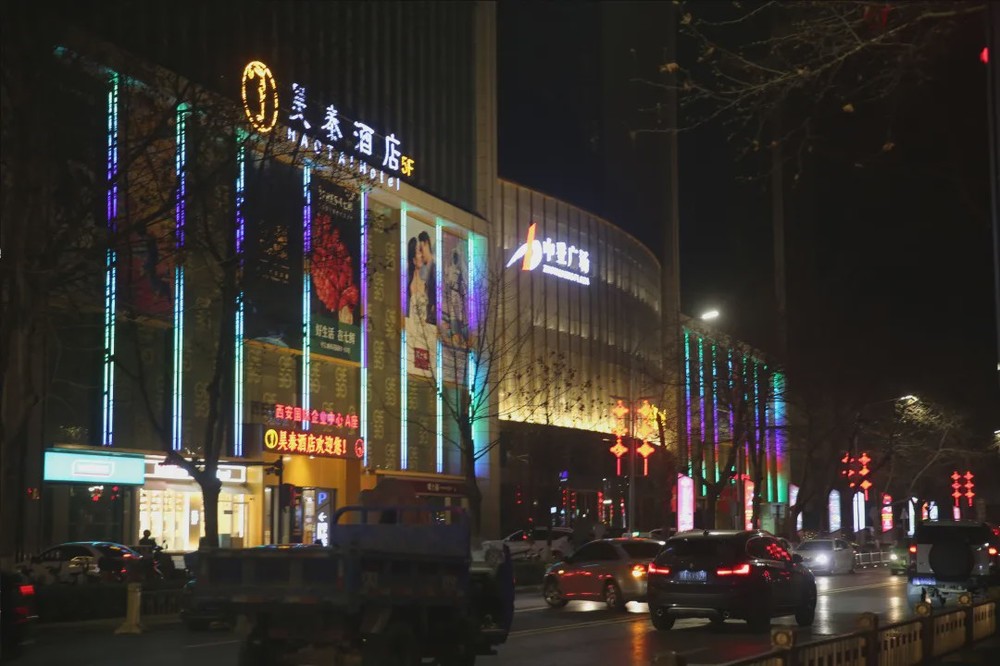 Projekt osvětlení kancelářské budovy, design osvětlení vnějších stěn hotelového nákupního centra