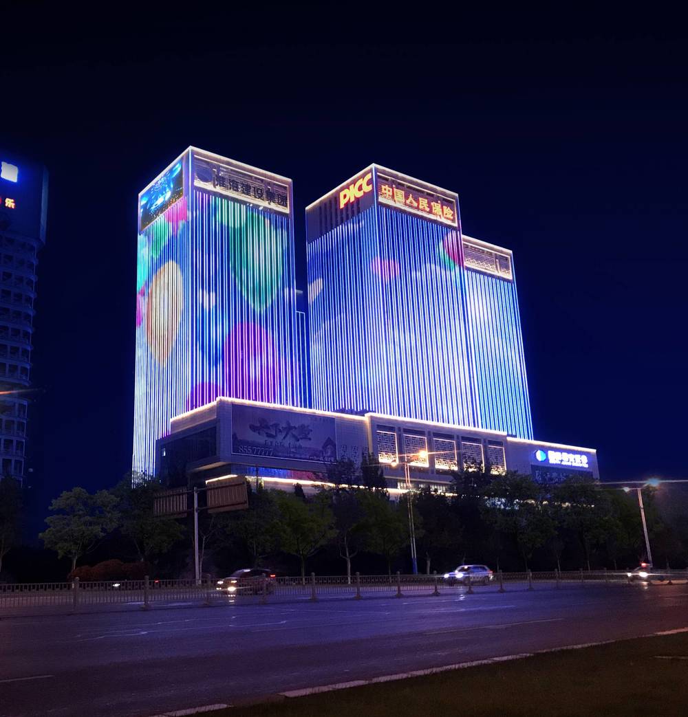 Şehir merkezi bölgesinde binanın gece sahası ışık projesi