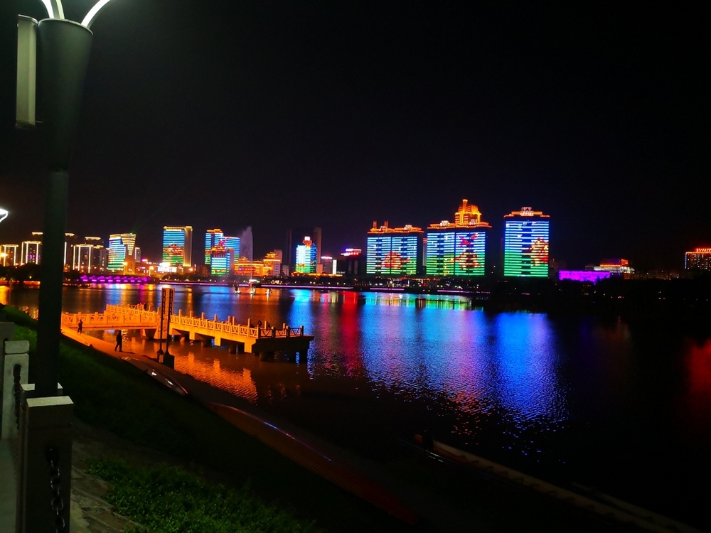 A folyó mentén lévő épületek világítási projektjének éjszakai nézete és az épületvilágítás pályázati projektje Díj