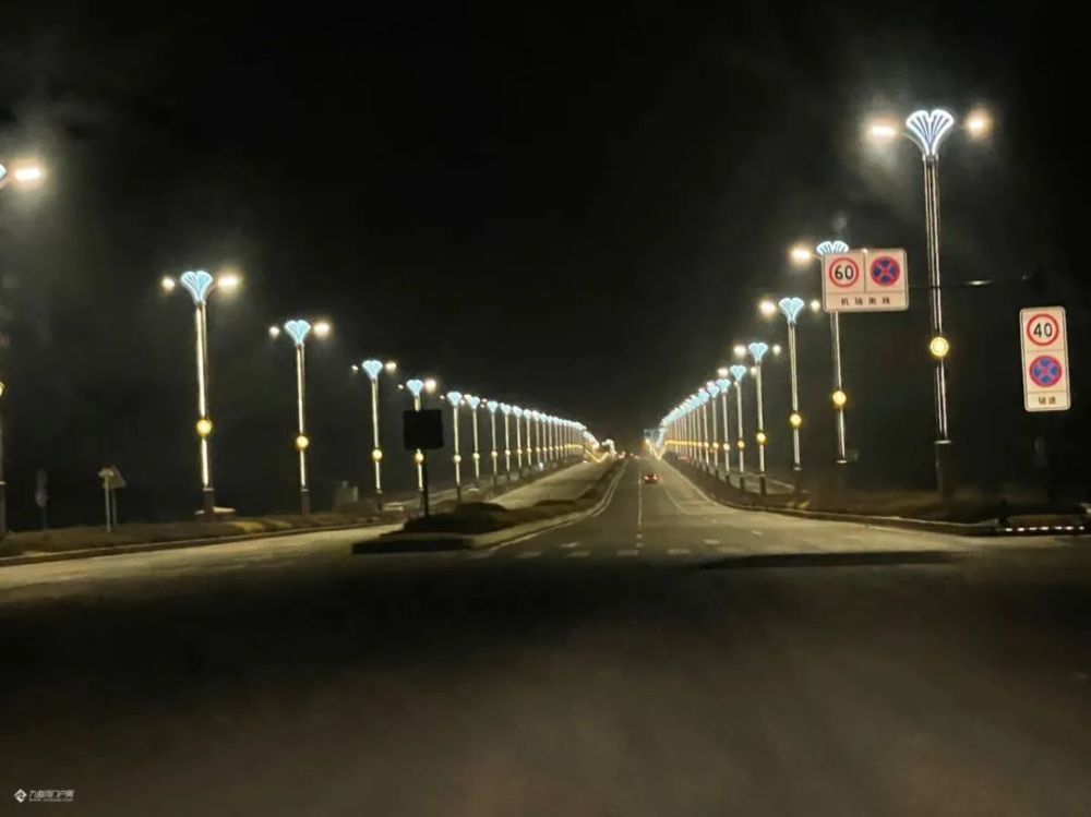 Caso di progetto del lampione stradale a LED, la strada è istantaneamente luminosa e bella