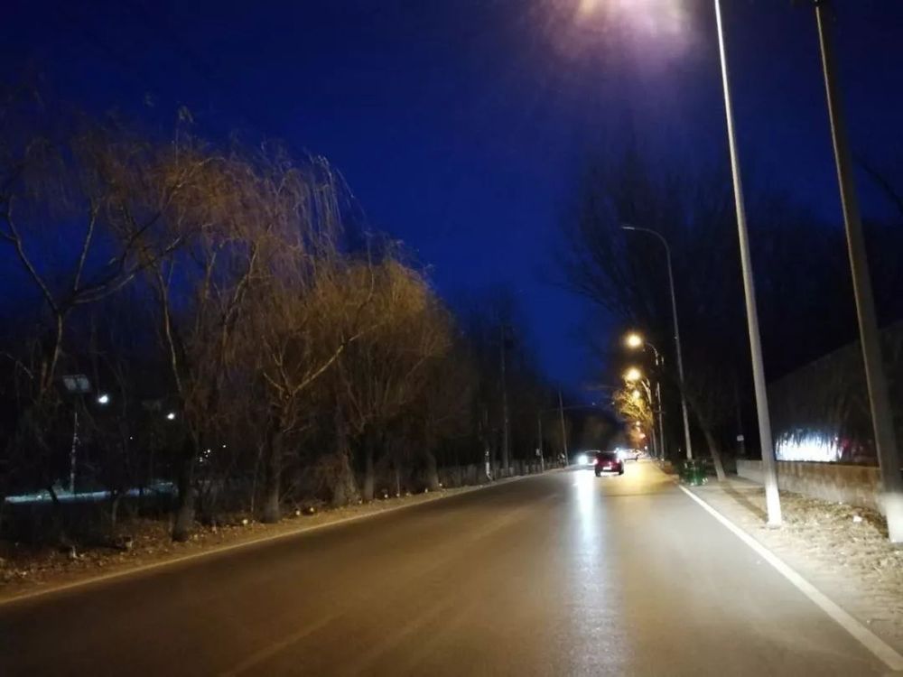 Уличките лампи се инсталирани и на руралните патишта.