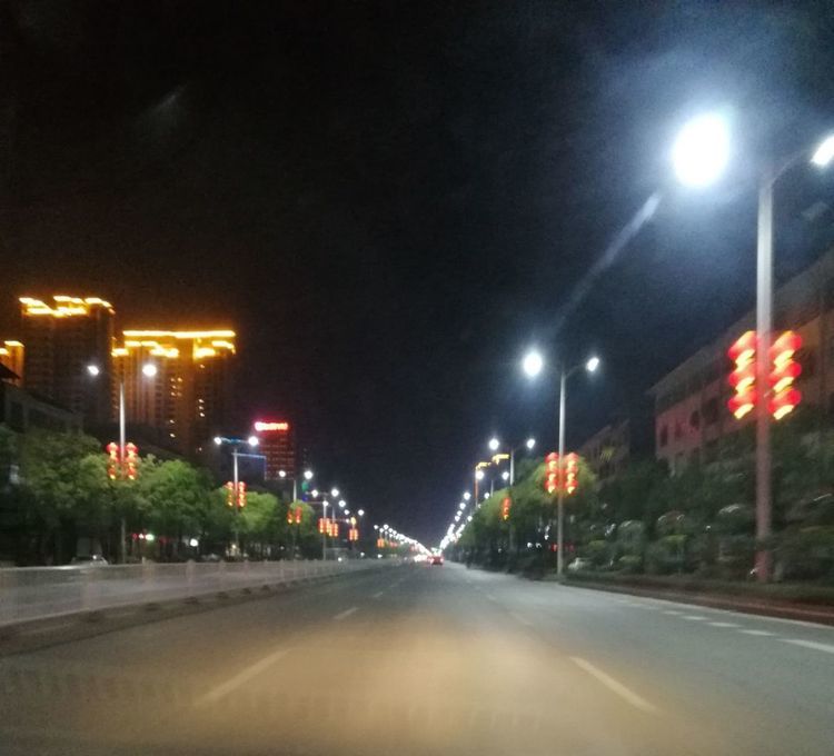 El proyecto de iluminación de la calle en las ciudades pequeñas de China muestra que las luces de la calle están encendidas por la noche para iluminar todos los rincones de la calle.
