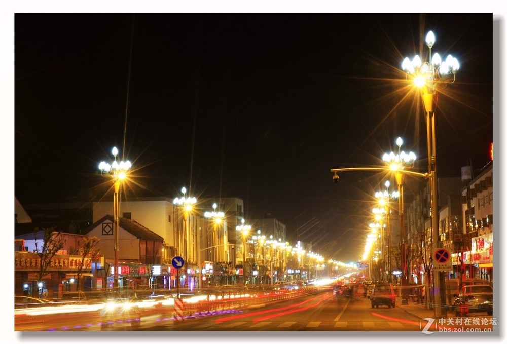 Natvisning af gadelys i små byer i Kina, gadelys oplyser hver gade i byen