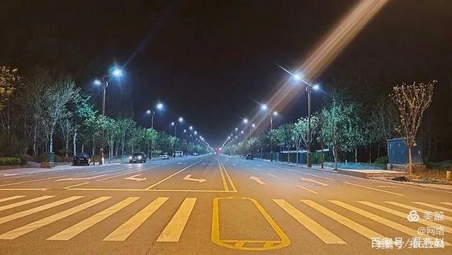 Luces de carretera troncales completadas para iluminar las calles de la ciudad por la noche