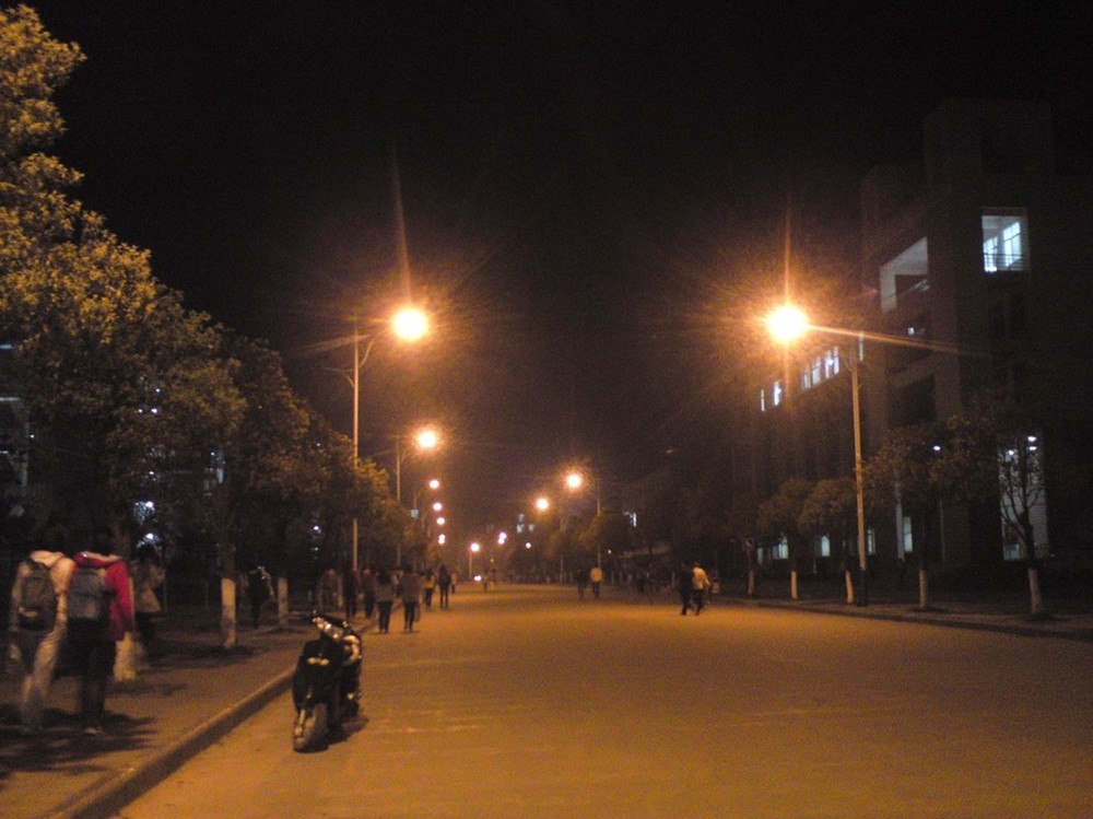 Улиците в града също са осветени с улични лампи, което прави улиците красиви и удобни за пътуване