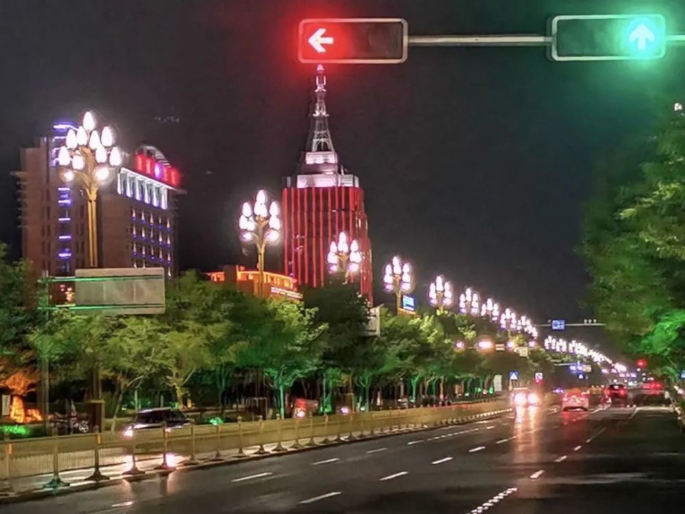 How should street lamps be installed in city streets? Enjoy the street lights that illuminate the city at night