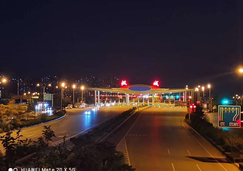 Vista nocturna de la ciudad al anochecer, fabricante de lámparas LED