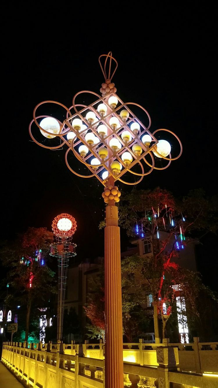 в уездном городе также установлены прекрасные ландшафтные лампы, ночью уличные огни делают город красивее.