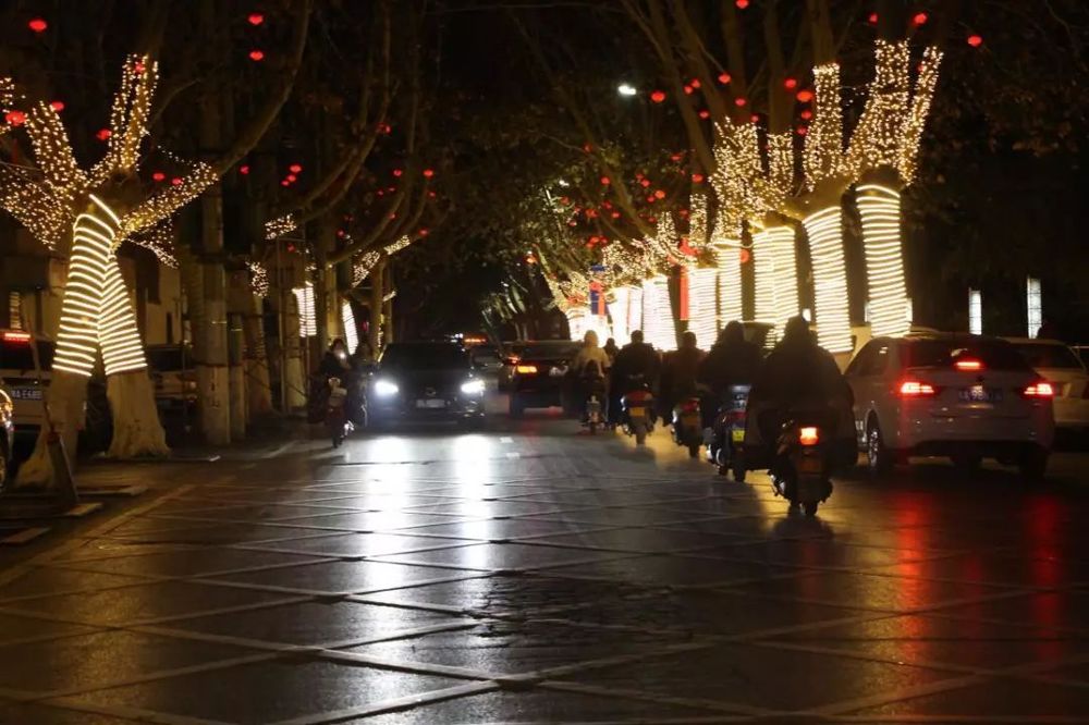 At night, street lamps illuminate the city, lighting engineering