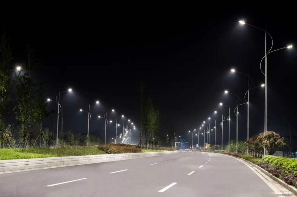The era of smart city has come, the development of street lamps keeps pace with the times, and the night view of smart city roads