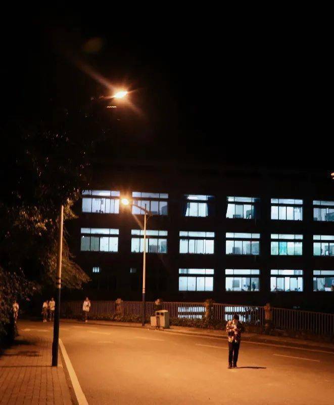 Vista noturna do campus, aplicação da lâmpada de rua no Campus Universitário