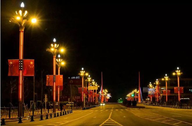 Со апликацијата на паметни улични лампи, мултифункционални улични лампи на главните патишта се инсталирани за да го осветлат целиот град ноќе