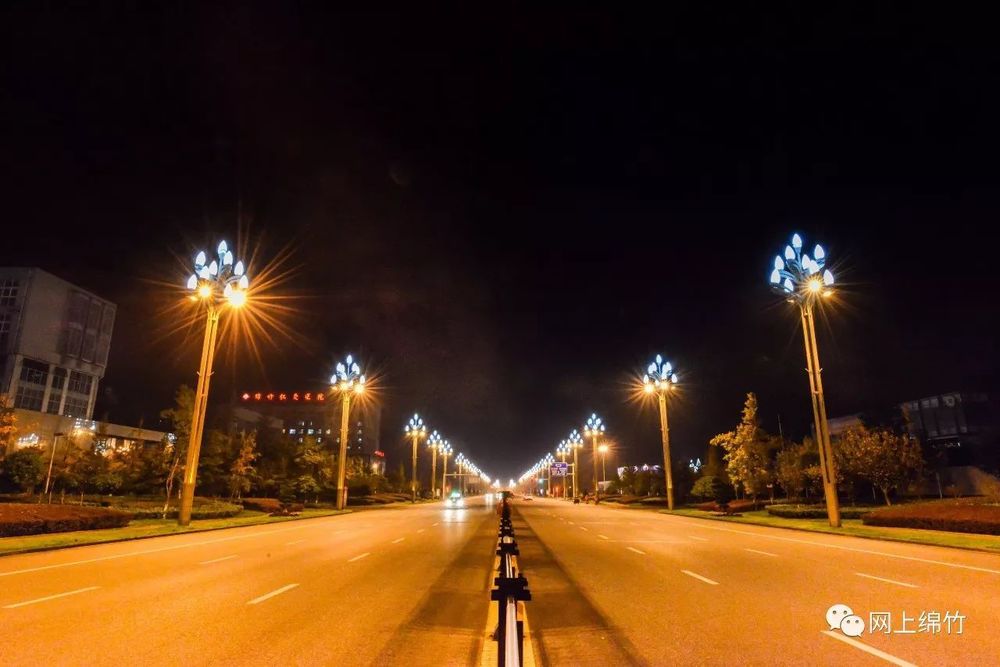 The design of the street lamp project and the red, green, blue and yellow street lamps make the night scene of the city more beautiful