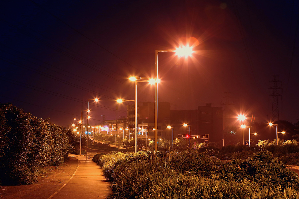 Caminhe para o centro de gerenciamento e controle de lâmpadas de rua e sinta o charme único da cena noturna da cidade