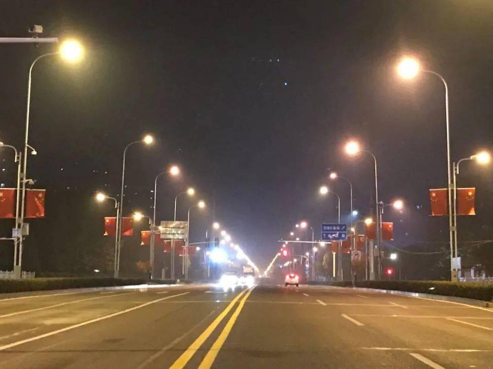 Straatlampen creëren een helder nachtzicht, en de hele stad is -s nachts mooier