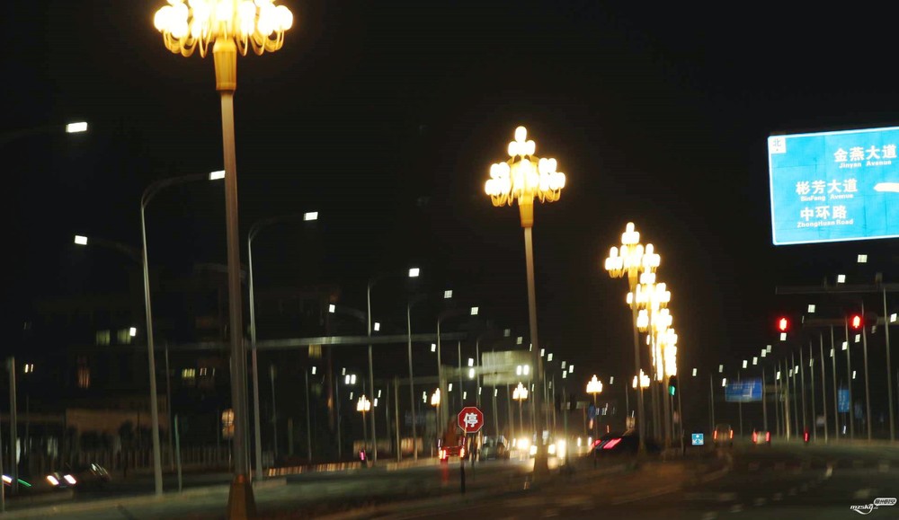 La vista notturna della strada di fronte alla stazione e lo schema di progettazione del progetto di lampione urbano